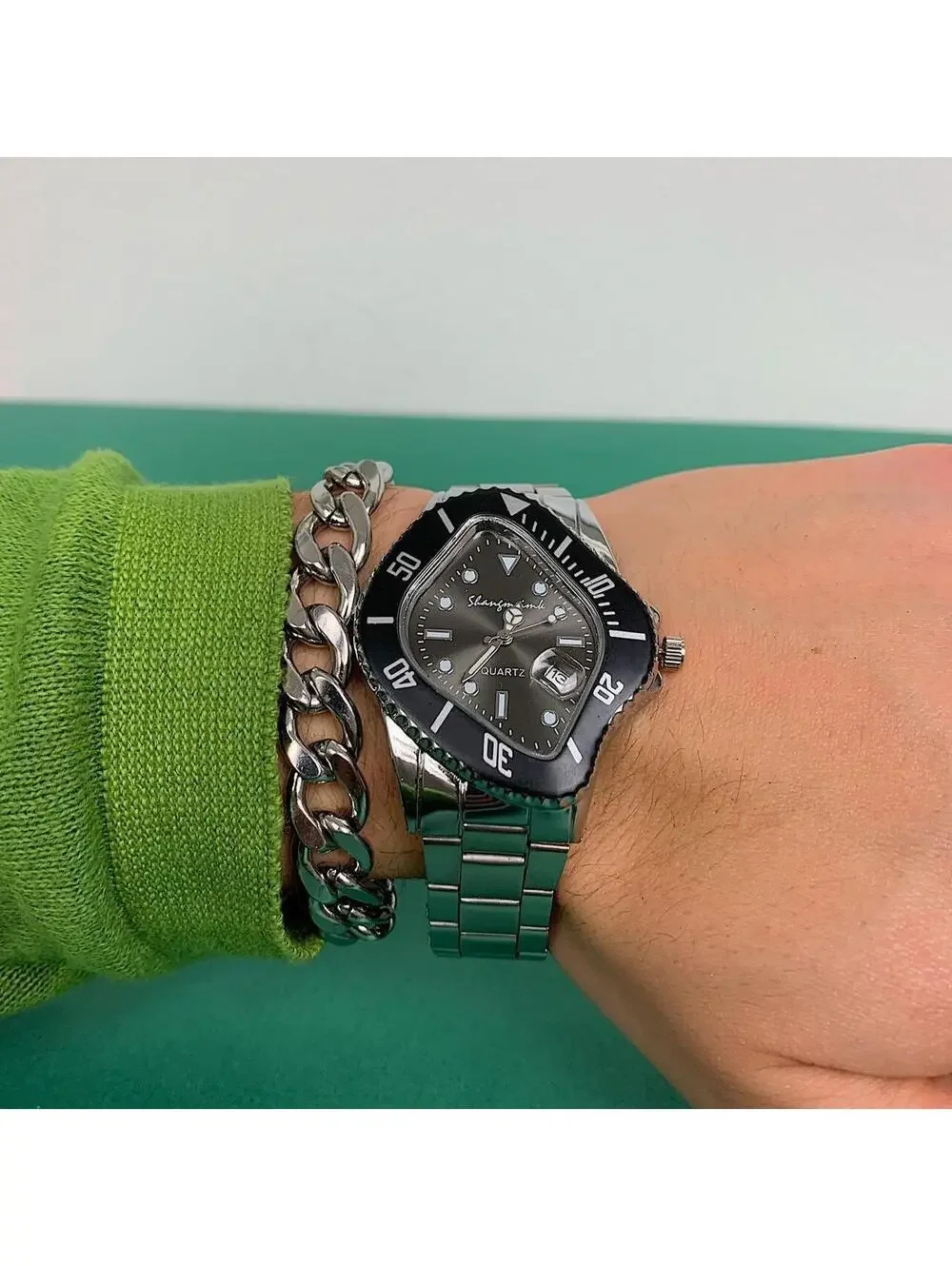 Classy essential minimalist stainless steel futuristic black watch